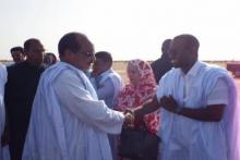  أعمر ولد إسلمو وهو يصافح الرئيس محمد ولد عبد العزيز